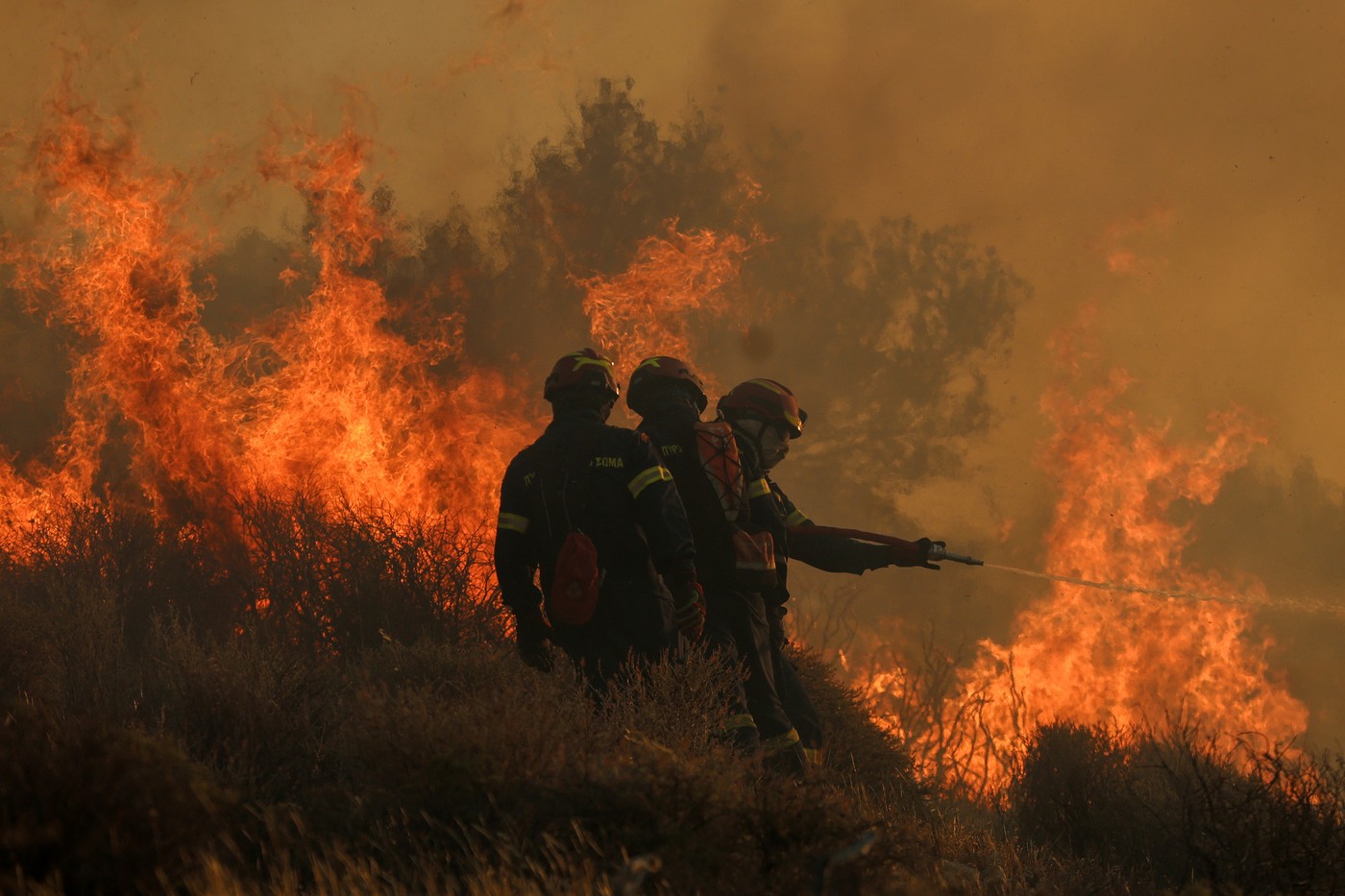 Probleme cu incendiile și în Creta, una dintre cele mai căutate destinații din Grecia: Doi pompieri au murit. Localități evacuate