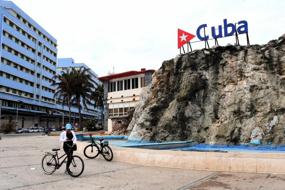 Cuba renunță la economia socialistă și își deschide sectoarele importante către investitorii privați