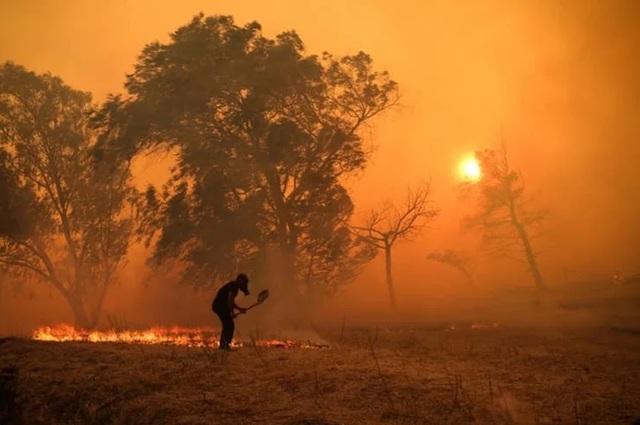Atenţionare de călătorie transmisă de MAE – Riscul de producere a incendiilor se extinde în Grecia / Cetăţenii români sunt sfătuiţi să manifeste prudenţă sporită