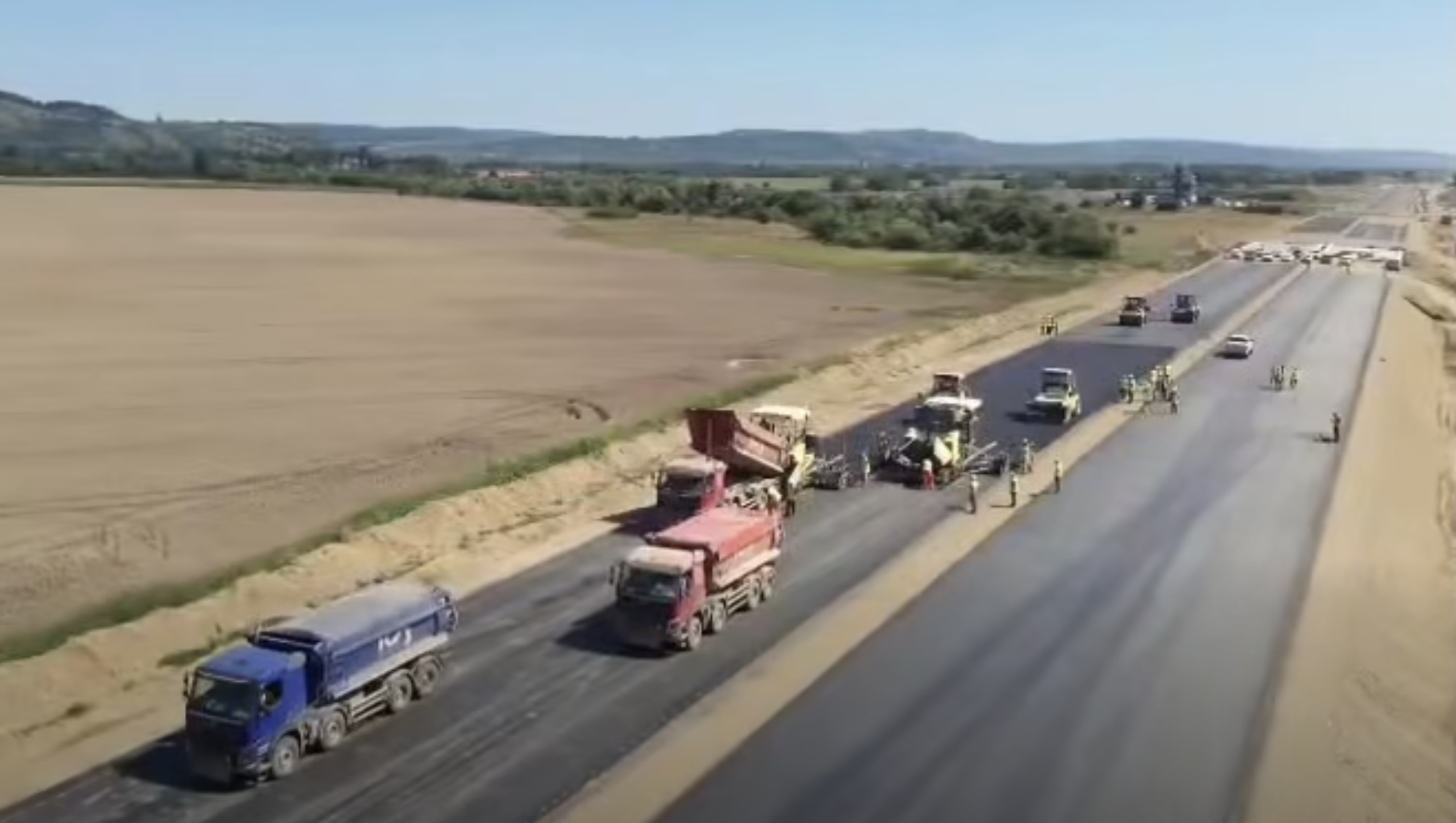 VIDEO Se asfaltează pe autostrada Sibiu – Făgăraș / Pe tronsonul 3, între Arpașu de Jos – Sâmbăta de Sus, se fac teste pentru mixturile asfaltice