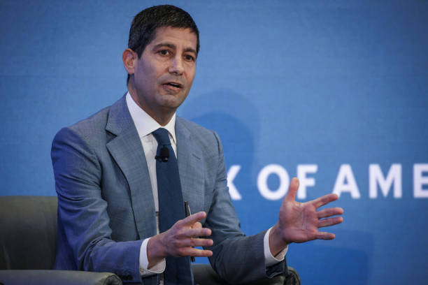 Trump nu reuşeşte ce şi-a propus la Fed. Guvernatorul numit de el în fruntea băncii centrale americane, Kevin Warsh, menţine neschimbate ratele dobânzilor, în timp ce alţi membri marcanţi au vrut creşterea costurilor de împrumut