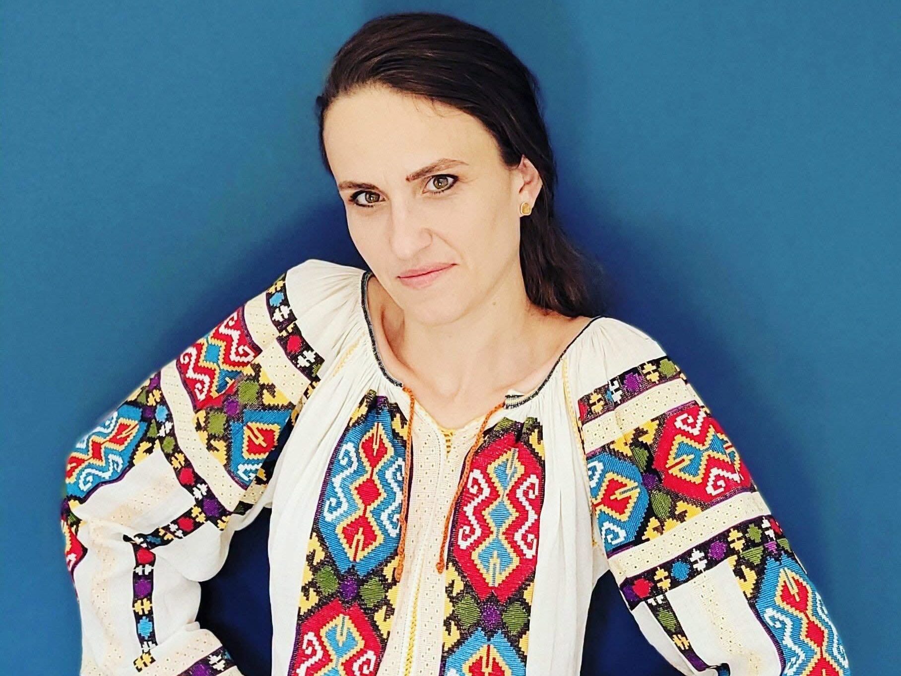 Oana Țoiu, răspuns la adresa criticilor despre ia bunicii sale, purtată la UNESCO: „Astăzi mă simt datoare, față de moștenirea cuiva drag, să nu tac”
