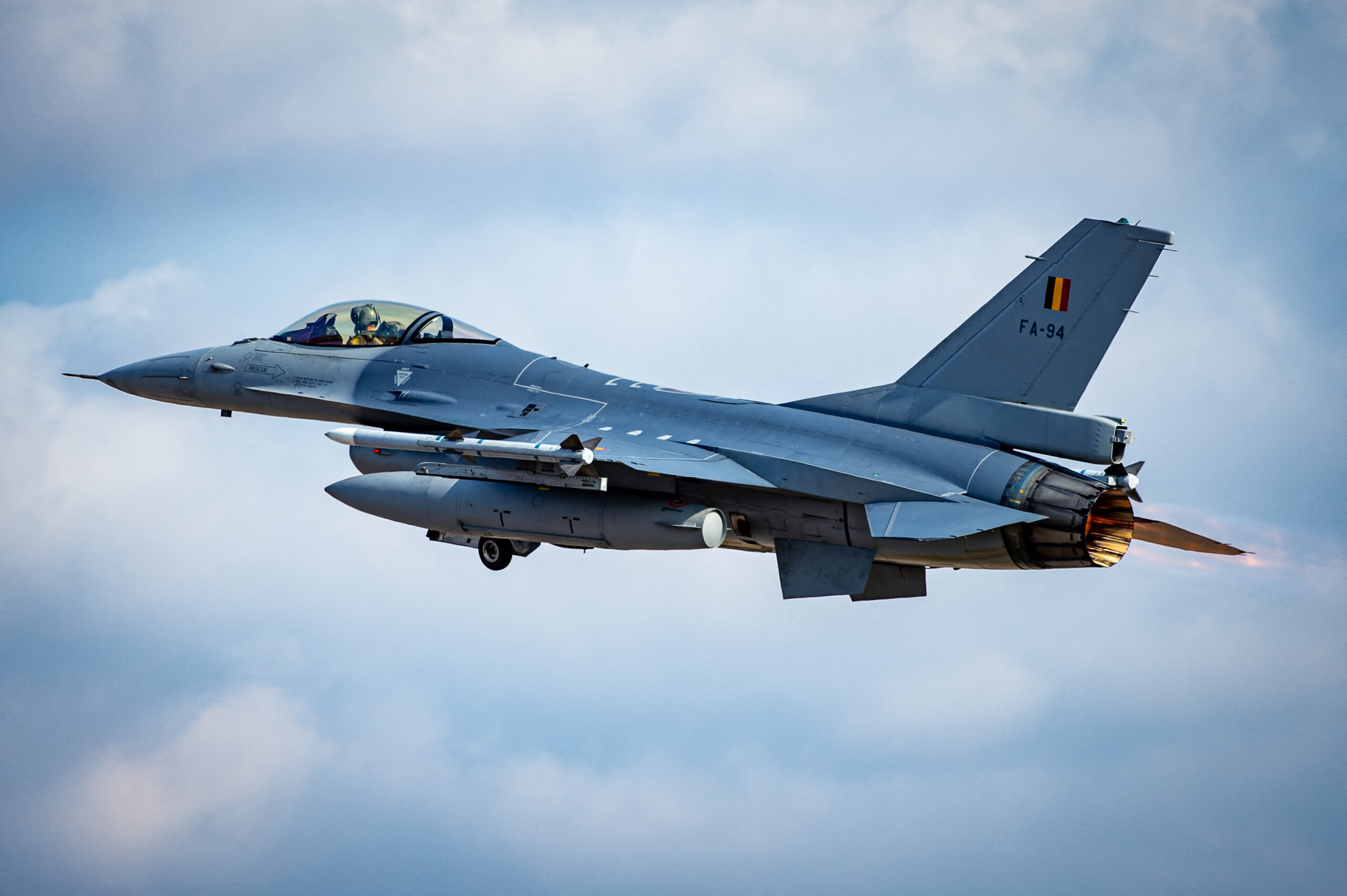 Un avion F-16 al Ucrainei s-a prăbușit în timpul unei misiuni de interceptare. Pilotul s-a catapultat și a supraviețuit