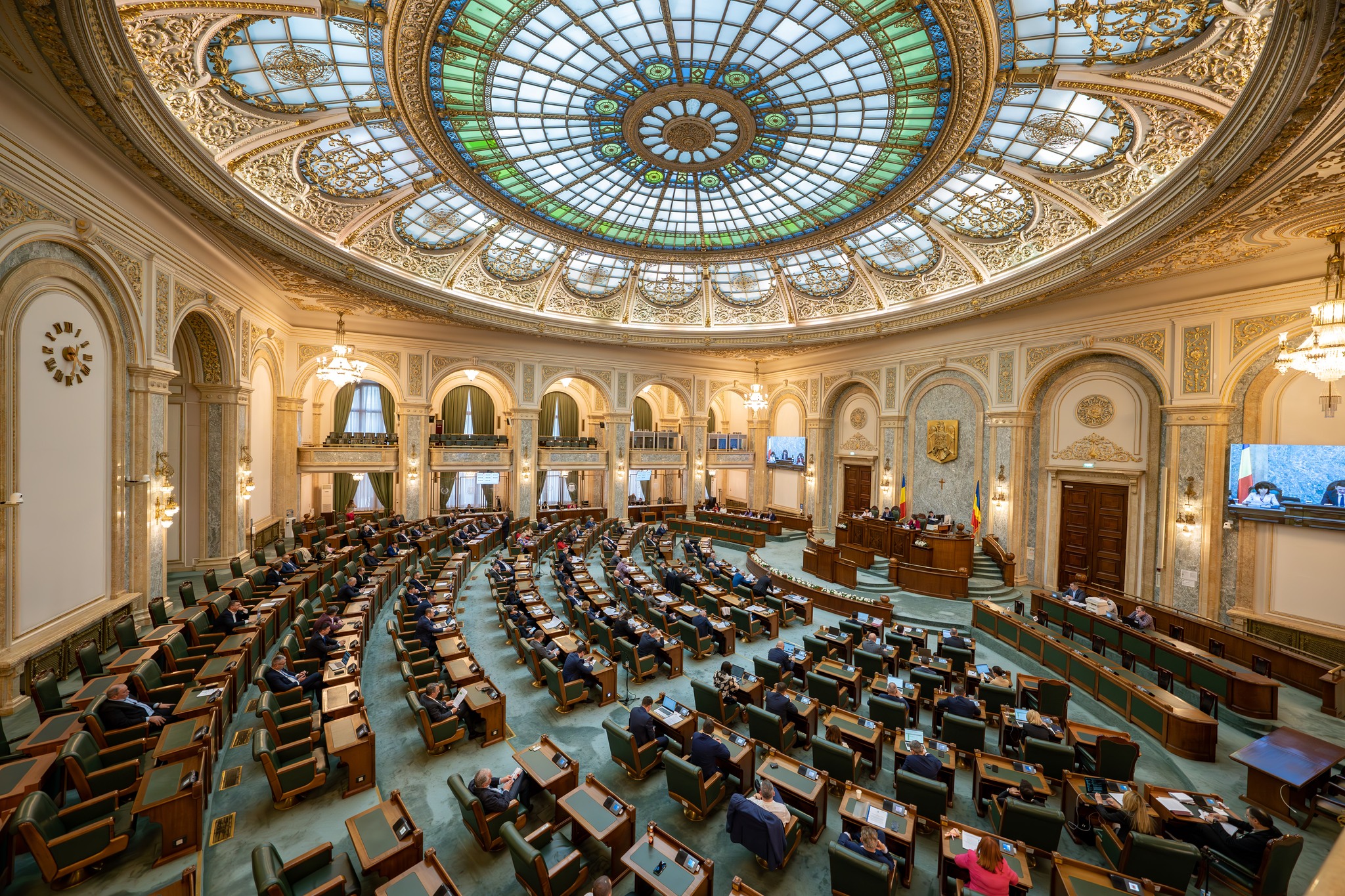 Senatul, convocat într-o nouă sesiune extraordinară, pentru un jalon de un miliard de euro