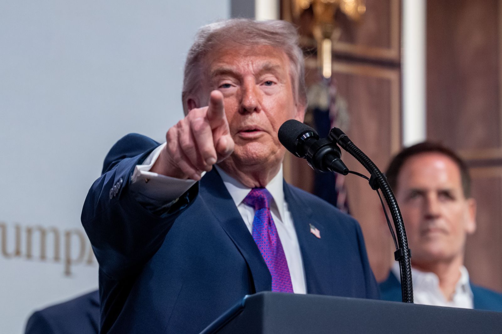 Trump îl apără pe șeful Rezervei Federale, deși Fed refuză din nou să reducă dobânzile